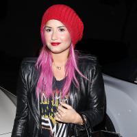 Demi Lovato se despede do cabelo azul e pinta as madeixas de rosa