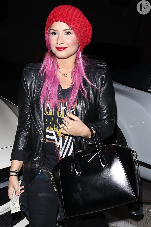 Demi Lovato pintou o cabelo de rosa, em 24 de janeiro de 2014