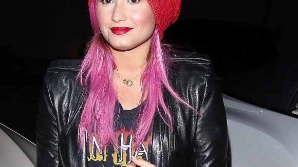Demi Lovato se despede do cabelo azul e pinta as madeixas de rosa