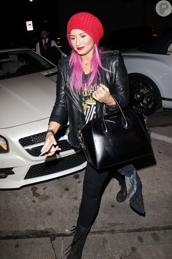 Demi Lovato pinta o cabelo de rosa para sua nova turnê 'The Neon Lights Tour'