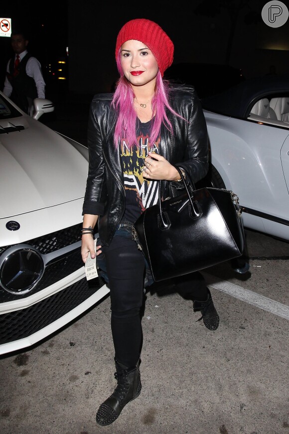 Demi Lovato está com as madeixas rosas