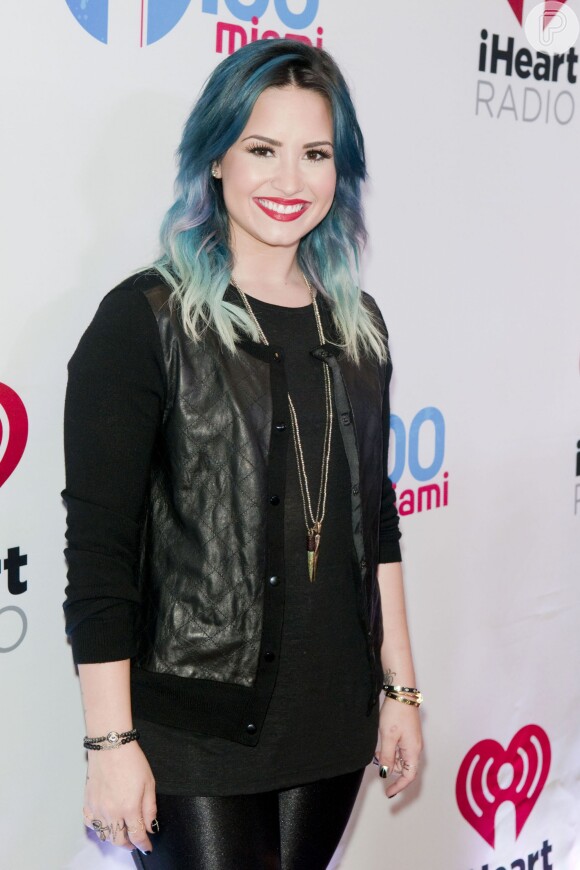 Demi Lovato estava com o cabelo azul