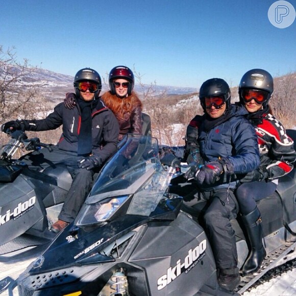 Marina e Klebber aparecem acompanhados pelo casal Fernanda Tavares e Murilo Rosa. Sentados em uma espécie de moto especial para andar na neve, os quatro se divertiram com emoção