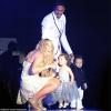Mariah Carey recebe o marido, Nick Cannon, e os filhos gêmeos, Moroccan e Monroe, em seu show na Austrália