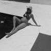 Ana Hickmann exibe sua barriga na piscina de sua casa, em São Paulo