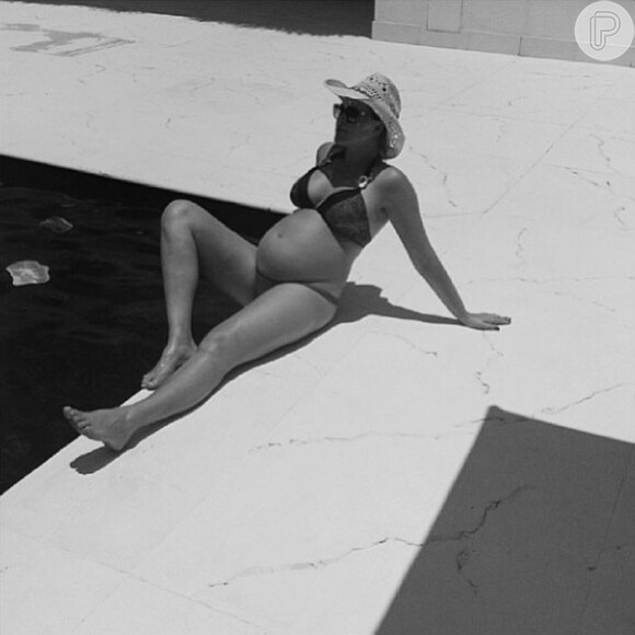 Ana Hickmann exibe sua barriga na piscina de sua casa, em São Paulo