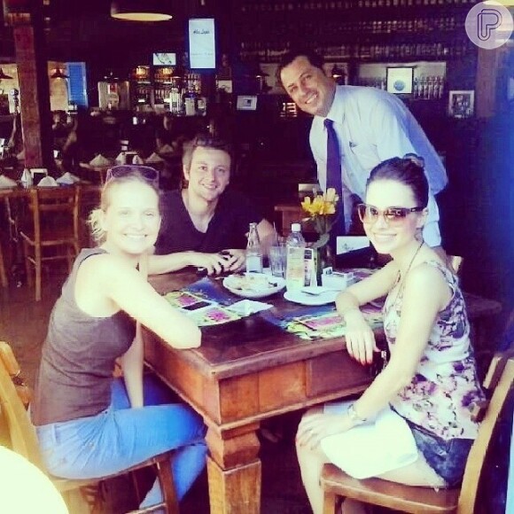 Sandy exibiu sua barriguinha de grávida durante um almoço com o marido, Lucas Lima, e a amiga Fernanda Rodrigues em Campinas, no último final de semana