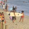 O ator foi sozinho à praia da Macumba, no Rio de Janeiro