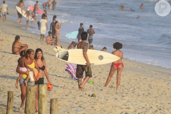 O ator foi sozinho à praia da Macumba, no Rio de Janeiro