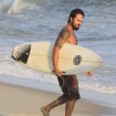 Paulinho Vilhena surfa no Rio de Janeiro em dia de estreia de 'A Teia'