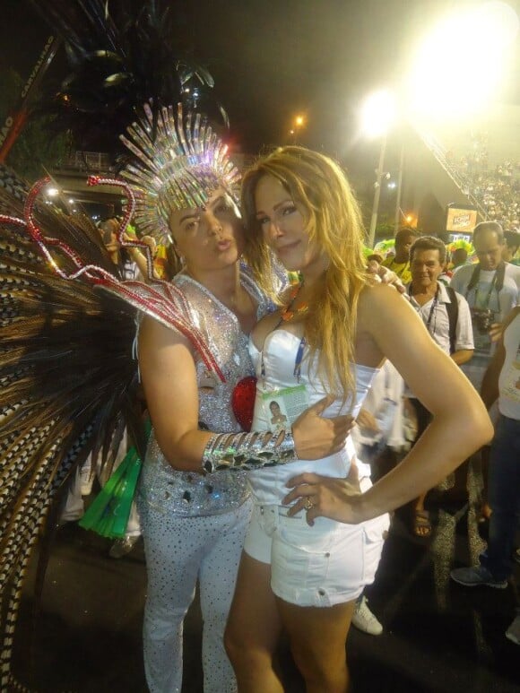 Bruna cria figurinos para o carnaval carioca há 10 anos. Na foto, ela posa com o promoter David Brazil, que desfila pela Grande Rio