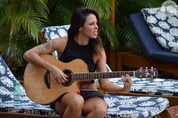 Após deixar banda Cheiro de Amor, Alinne Rosa lança carreira solo