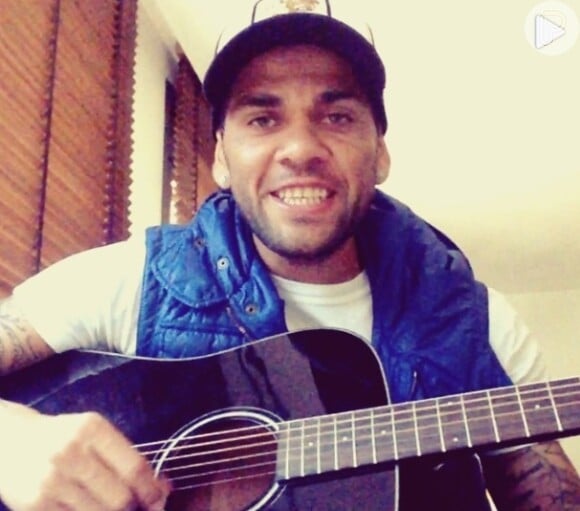 Daniel Alves posta vídeo torcendo pela carreira solo de Alinne Rosa após cantora deixar a banda Cheiro de Amor
