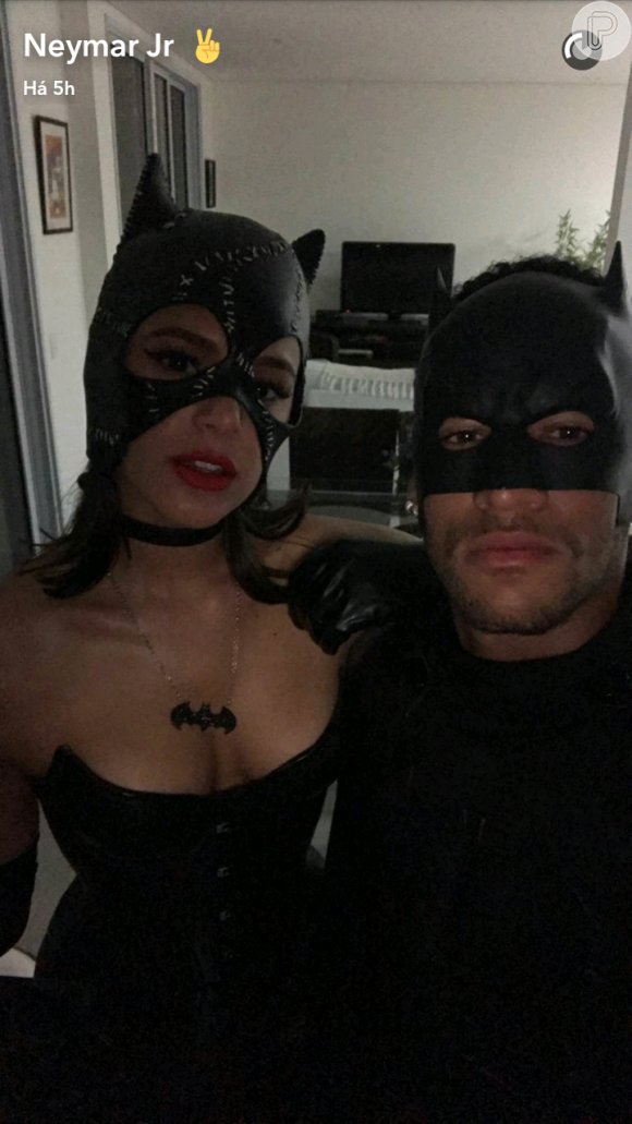 Neymar e Bruna Marquezine se fantasariam de Batman e Mulher-Gato na festa de aniversário de Gabriel Medina, no final do ano passado