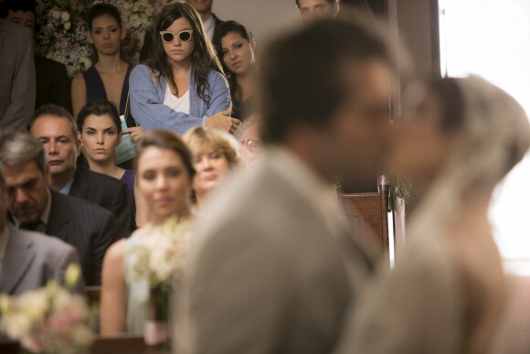 Tiago (Humberto Carrão) retoma seu noivado com Letícia (Isabella Santoni) e Marina (Alice Wegmann) aparece no casamento dos dois, na novela 'A Lei do Amor'
