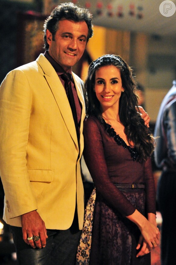 Zyah (Domingos Montagner) impede que Ayla (Tania Khalill) fique noiva e a beija em 'Salve Jorge', em janeiro de 2013