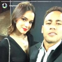 Bruna Marquezine, com batom vermelho e cheia de estilo, posa com Neymar. Foto!