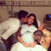 Micael Borges beija a namorada, Heloisy Oliveira, pouco antes do nascimento de seu primeiro filho, Zion