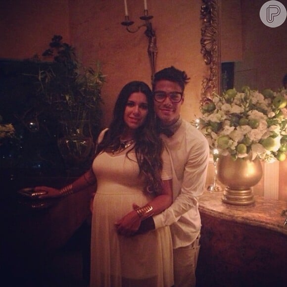 Micael Borges posa com a namorada, Heloisy Oliveira, que estava grávida de nove meses