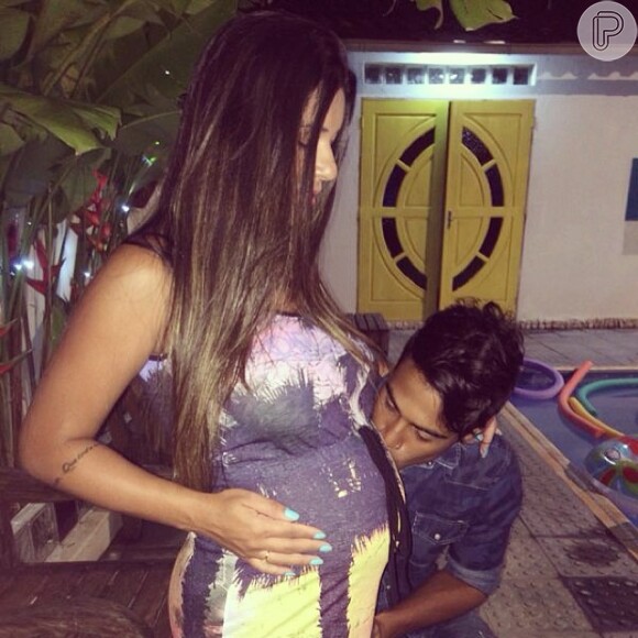 Micael Borges beija a barriga da namorada, Heloisy Oliveira