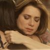 Milena (Giovanna Lancellotti) ajuda Lenita (Leticia Spiller) no Rota 94 e a cunhada agradece com um abraço, na novela 'Sol Nascente'