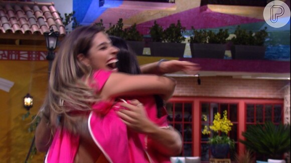 No 'Big Brother Brasil 17', Vivian e Mayara venceram a prova do líder após duas horas em pé