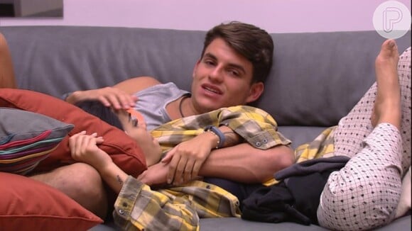 No 'Big Brother Brasil 17', Antonio elogiou Mayara:  'Ela tem um jeitinho muito maneiro. Ela é solta mas tem postura de mulher'