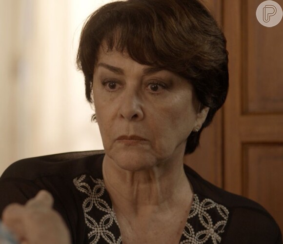 Mocinha (Nívea Maria) questiona Sinhá (Laura Cardoso) por que Tanaka (Luis Melo) não usufrui da herança, na novela 'Sol Nascente'