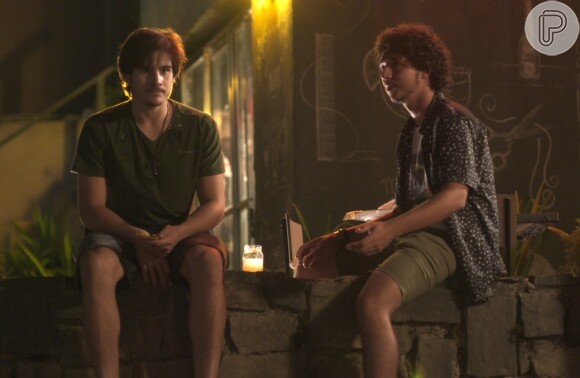 Tom (João Vitor Silva) pede que Zac (Nicolas Prattes) o ajude a conquistar Yasmin (Marina Moschen), na novela 'Rock Story'