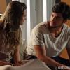 Marlon (Rodrigo Simas) tenta animar Lili (Juliana Paiva) levando-a para um luau na Comunidade, e os dois acabam se beijando, em 'Além do Horizonte'