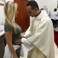 Bebê de Gusttavo Lima recebe bênção de padre na barriga da mãe, Andressa Suita