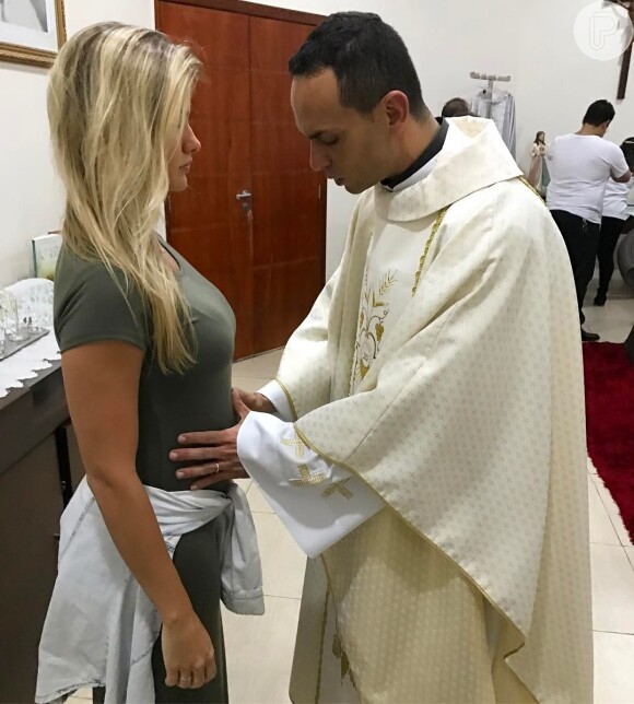 Grávida de quatro meses, Andressa Suita, mulher de Gusttavo Lima, recebe uma bênção na barriga pelo padre Marcos Rogerio nesta quarta-feira, 25 de janeiro de 2017