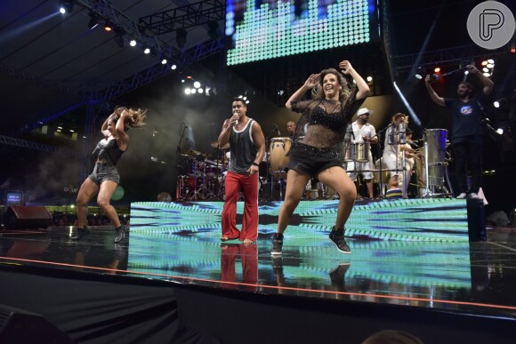Carla Perez e Scheila Carvalho relembraram os tempos de É o Tchan em ensaio de carnaval, na madrugada desta terça-feira, 31 de janeiro de 2017, em Salvador, na Bahia