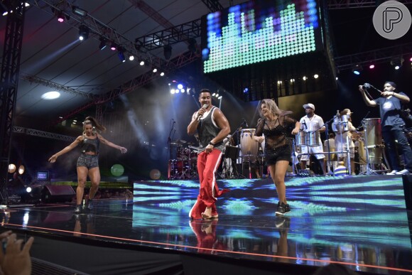 Carla Perez e Scheila Carvalho relembraram os tempos de É o Tchan em ensaio de carnaval, na madrugada desta terça-feira, 31 de janeiro de 2017, em Salvador, na Bahia