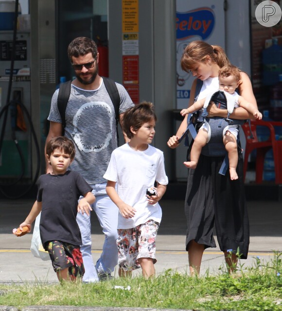 Com Otto nos braços, Sophie Charlotte estava acompanhada do marido, Daniel de Oliveira, e dos filhos dele, Raul, de 9 anos, e Moisés, de 6