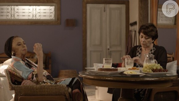 Mocinha (Nívea Maria) pede para Sinhá (Laura Cardoso) esquecer a vingança contra Tanaka (Luis Melo) e sua família, na novela 'Sol Nascente'