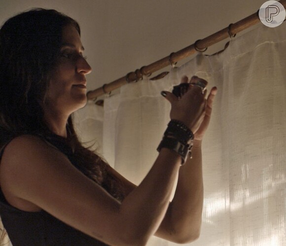 Carol (Maria Joana) filma, com a câmera instalada por ela, as confissões de Cesar (Rafael Cardos) sobre os crimes que cometeu, na novela 'Sol Nascente'