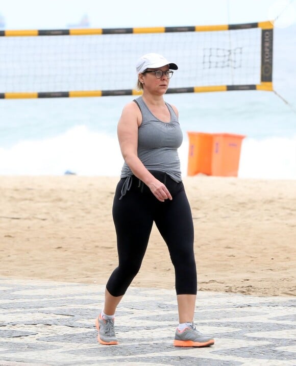Recentemente, Giulia Gam foi clicada em caminhada na praia no Rio