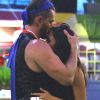 No 'Big Brother Brasil 17', Marcos trocou carinhos e beijou o pé de Emilly em festa pós-paredão