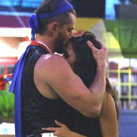 'BBB17': Marcos troca carinhos e beija pé de Emilly em festa pós-paredão.'Linda'