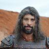 Calebe (Milhem Cortaz) elogia a coragem do sobrinho, Otniel (Leonardo Miggiorin), na missão a Jerusalém, na reta final da novela 'A Terra Prometida'