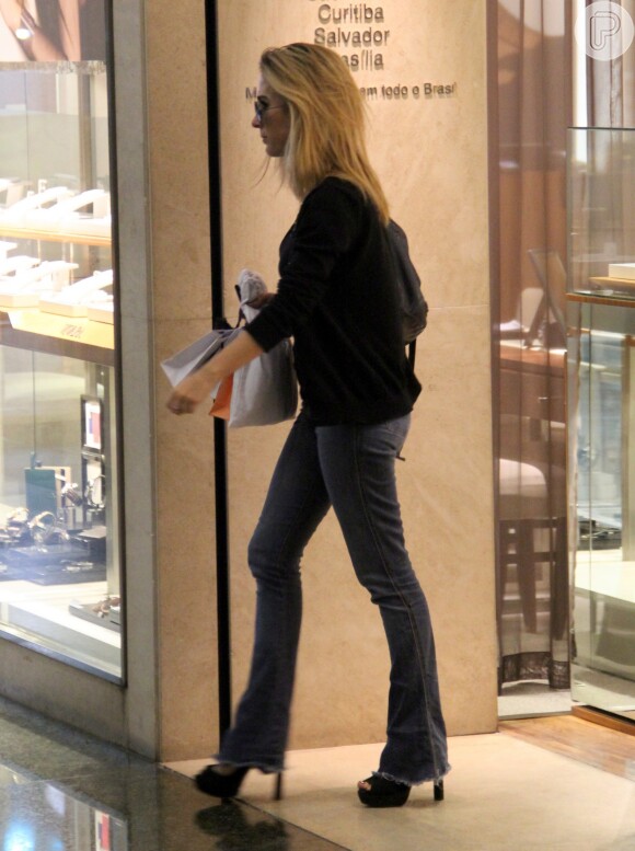 A humorista Tatá Werneck, que está sempre de salto alto, investe em looks com preto, cor predominante em seu guarda-roupa  