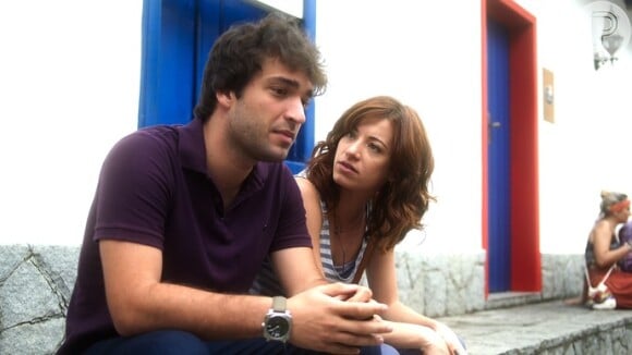 Analu (Bianca Müller) acusa Tiago (Humberto Carrão) de estar apaixonado por Marina (Alice Wegmann), na novela 'A Lei do Amor'