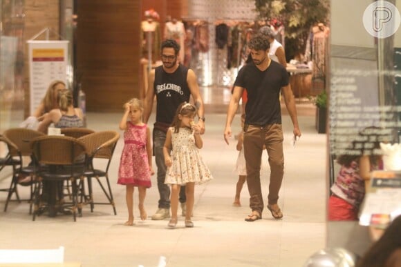 Para ir ao passeio no shopping com o pai, Cauã Reymond, Sofia usou um vestido rodado florido e arco na cabeça
