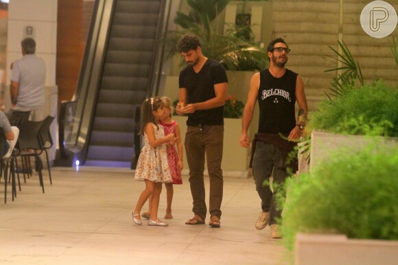 Cauã Reymond toma sorvete com a filha, Sofia, em passeio no shopping em São Conrado, no Rio de Janeiro, na noite desta quarta-feira, 1 de fevereiro de 2017