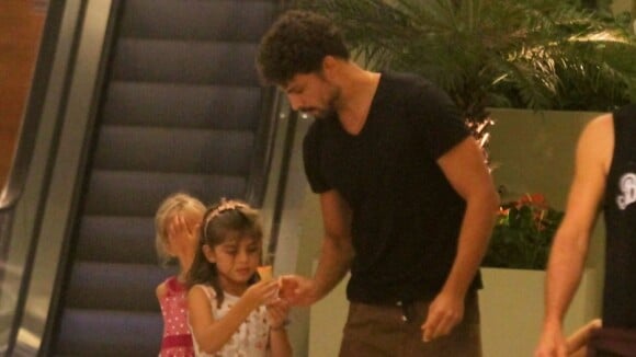 Cauã Reymond toma sorvete com a filha, Sofia, em passeio no shopping. Fotos!