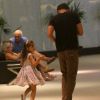 Cauã Reymond toma sorvete com a filha, Sofia, em passeio no shopping em São Conrado, no Rio de Janeiro, na noite desta quarta-feira, 1 de fevereiro de 2017