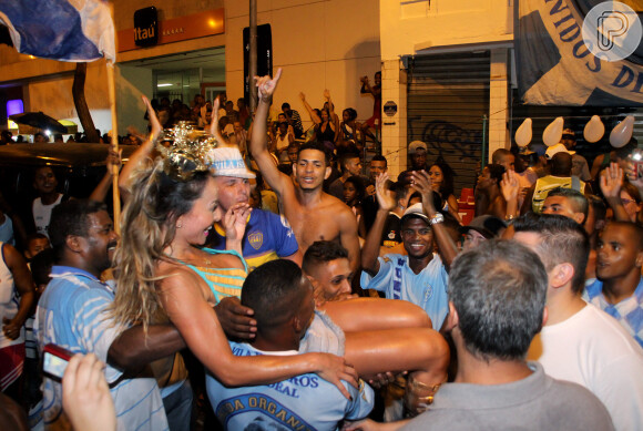 Sabrina Sato foi ovacionada pelo público que lotou as ruas de Vila Isabel, na Zona Norte do Rio