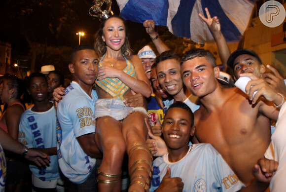 Rainha de bateria da Vila Isabel, Sabrina Sato foi carregada no colo por integrandes da escola de samba carioca durante o ensaio de rua realizado no domingo, 2 de fevereiro de 2014
