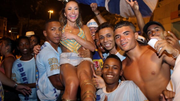 Sabrina Sato é carregada no colo durante ensaio de rua da Vila Isabel, no Rio